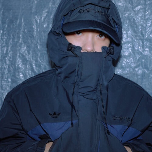 ほかにもフロントに everyone ロゴとトレフォイルを加えたグラフィック刺繡を施し、「OPTIMAL PL JKT e」と同様の 2 レイヤーのシェル素材を採用した「EARFLAP CAP e」も展開。