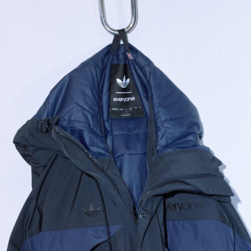 この他、ジャケットとセットアップで着用できる「TRACK PANT e」やeveryoneの名品、OPTIMAL ジャケットをベースにしたPrimaLoft®Gold インサレーションを中綿に使用し、通気性と撥水性の高い2レイヤーシェル構造、everyone のアイコニックな 2 色を採用した「OPTIMAL PL JKT e」も登場する。