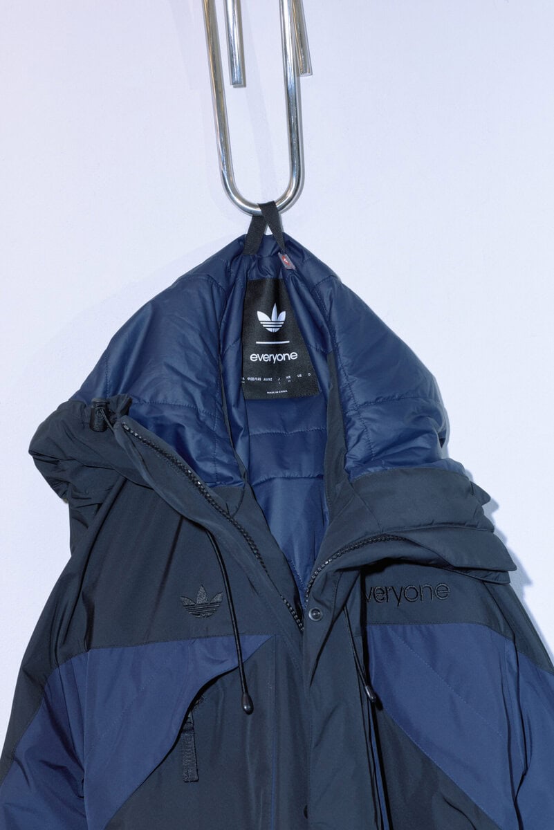 この他、ジャケットとセットアップで着用できる「TRACK PANT e」やeveryoneの名品、OPTIMAL ジャケットをベースにしたPrimaLoft®Gold インサレーションを中綿に使用し、通気性と撥水性の高い2レイヤーシェル構造、everyone のアイコニックな 2 色を採用した「OPTIMAL PL JKT e」も登場する。