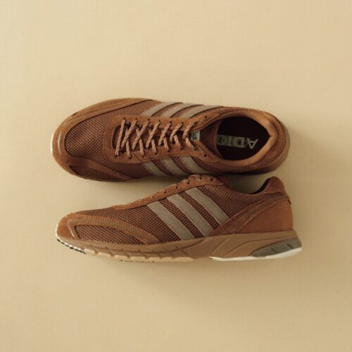 アディダスオリジナルスのブラウンスウェードのスニーカー