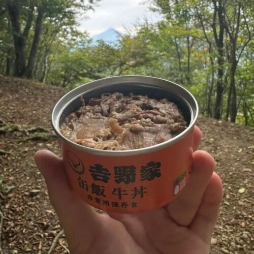 「吉野家 缶飯牛丼」を山頂で食べたらうますぎた…！ 進化系非常食グルメ頂上決戦はココイチ、カップヌードルを抑えてまさかの優勝