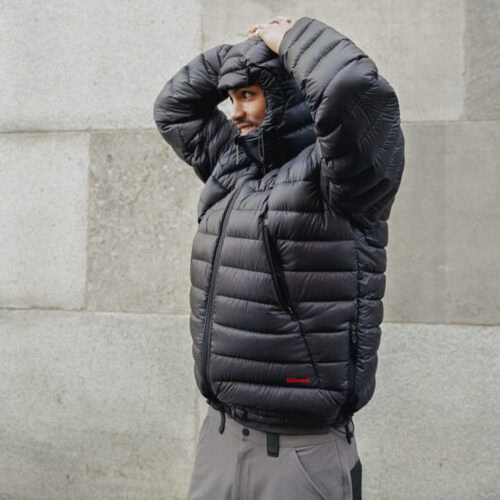 両ブランドが共通して掲げる「実⽤性を通じた洗練」を基盤に、「オフマウンテン」の視点からパフォーマンスを再定義したアイテムを展開する。