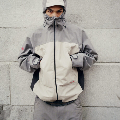 昨年のダウンジャケットやシェルジャケットなどのコラボレーションに続く第三弾では、スキーウェアをはじめ、90年にわたりスポーツパフォーマンスウェアの開発で培ってきたDESCENTEのテクノロジーとクラフツマンシップに、JJJJoundのミニマリズムが融合。