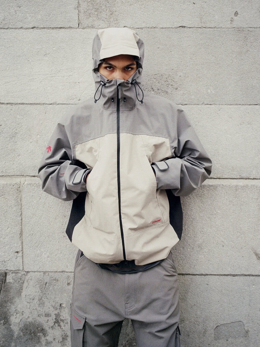 昨年のダウンジャケットやシェルジャケットなどのコラボレーションに続く第三弾では、スキーウェアをはじめ、90年にわたりスポーツパフォーマンスウェアの開発で培ってきたDESCENTEのテクノロジーとクラフツマンシップに、JJJJoundのミニマリズムが融合。