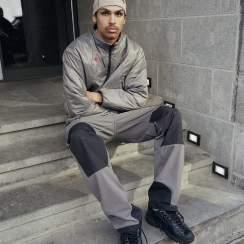 ワークギアや⽇常のユーティリティウェアから着想を得た、機能性・快適性・ミニマルデザインを兼ね備えたレイヤリングコレクションを堪能いただきたい。