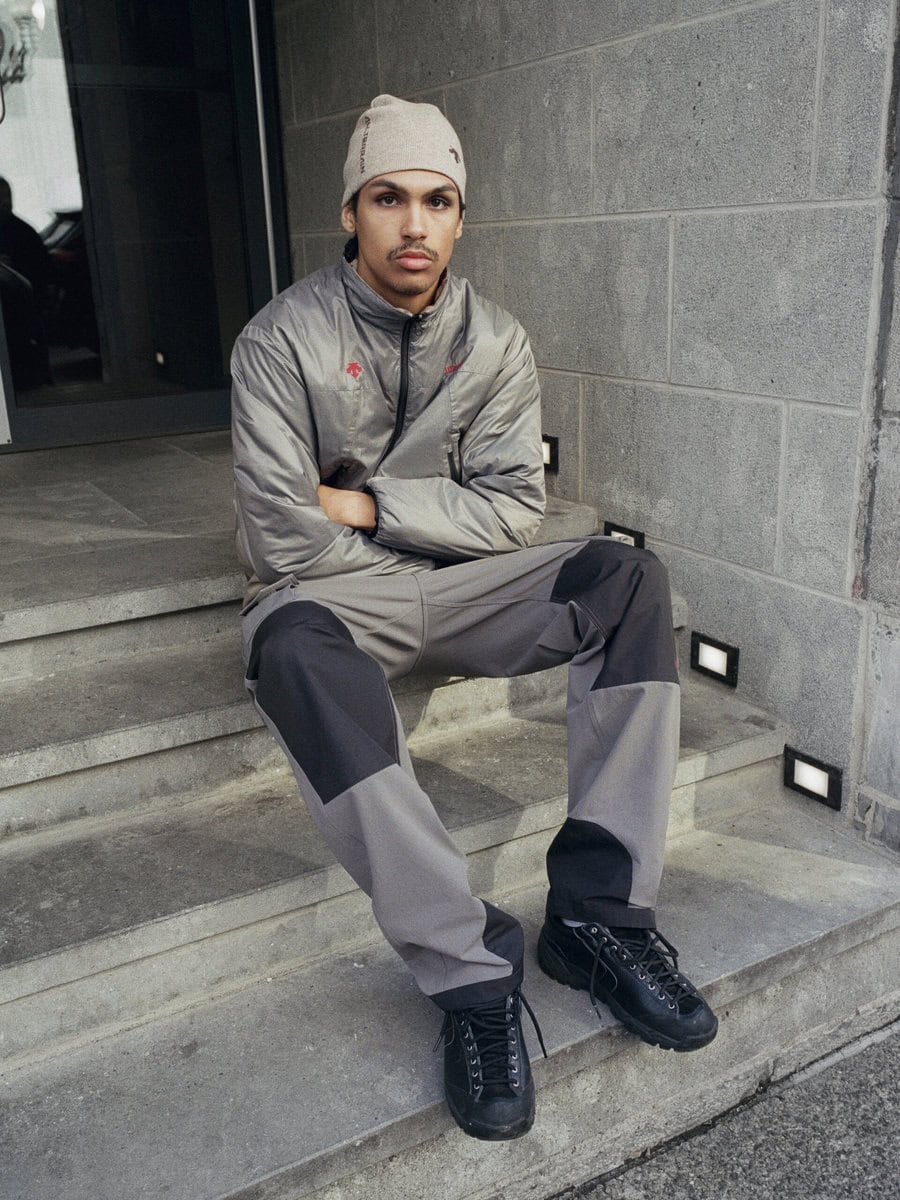 ワークギアや⽇常のユーティリティウェアから着想を得た、機能性・快適性・ミニマルデザインを兼ね備えたレイヤリングコレクションを堪能いただきたい。