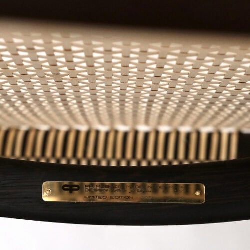 PPモブラー製ウェグナーチェアの座面裏に取り付けられた真鍮プレートのクローズアップ。「LIMITED EDITION」の刻印。