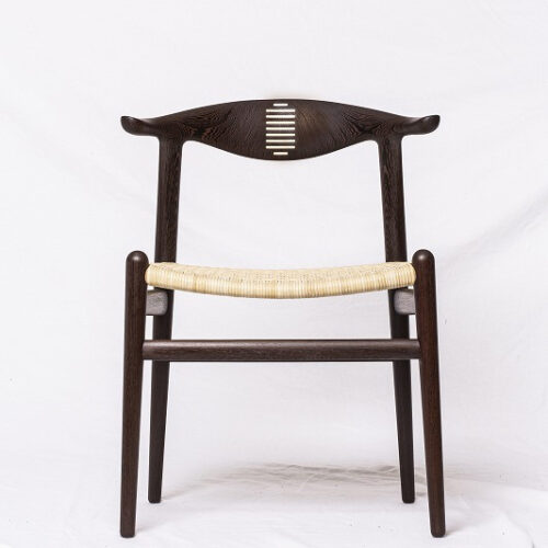 1952年デザイン。「カウホーンチェア」の名称で知られるPP505。牛の角を思わせる優雅なアームが特徴の名作椅子。