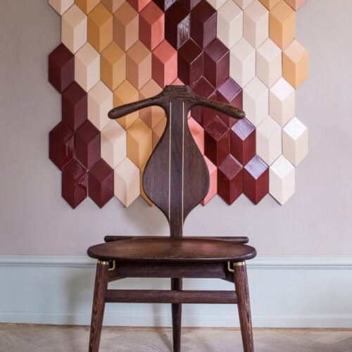 ウェグナー PP250 バレットチェアの希少材（ウェンジ）仕様。ハンガー機能を持つ背もたれが特徴的。