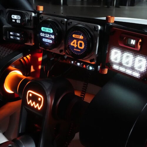 デジタル表示でシンプルにまとめられたメーター類