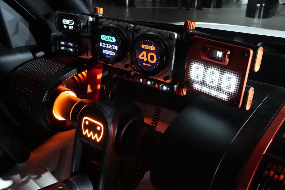 デジタル表示でシンプルにまとめられたメーター類