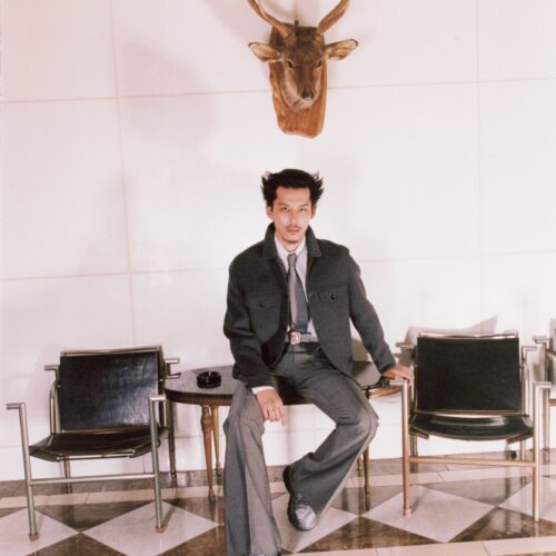 トレンドカラーのグレーを使ったコーディネート