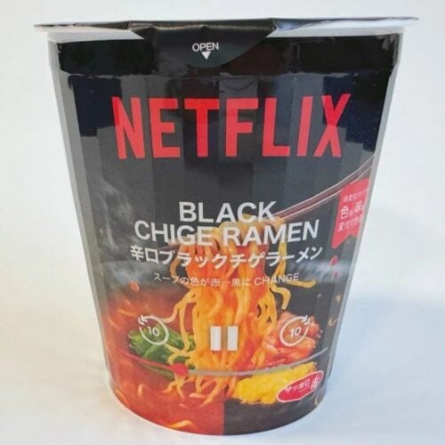 セブン-イレブン×Netflixの“ブラックフライデー”コラボがアツい!まさかの「黒いカップ麺」「真っ赤なキャラメルコーン」で深夜のエンタメ鑑賞が加速