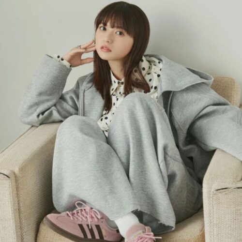 齋藤飛鳥が履きこなす「アディダス オリジナルス」のレトロスニーカー！ ABCマート限定の“くすみカラー”が秋冬コーデに映える