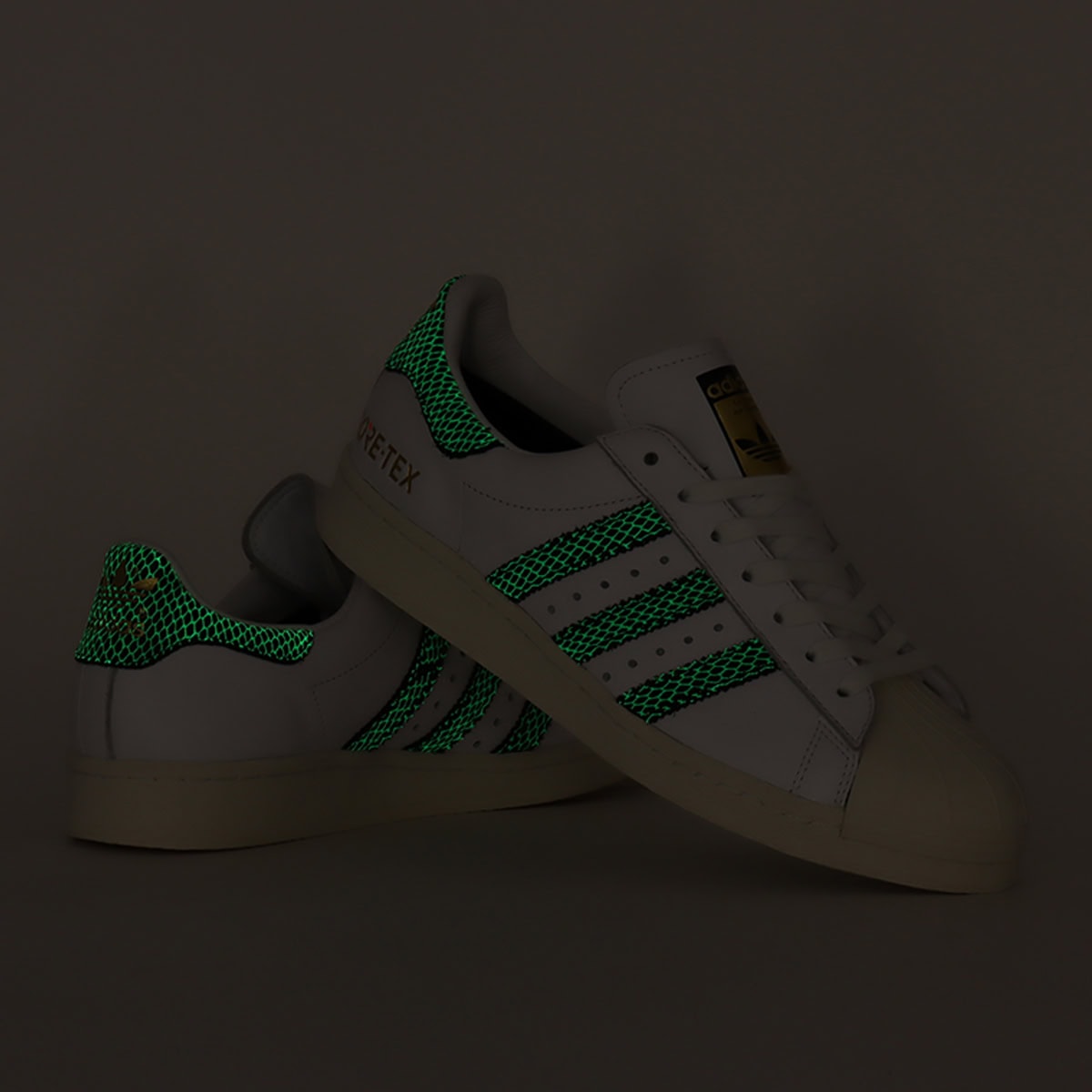 アディダス オリジナルスの「スーパースター 82 GTXアトモス」¥18,700