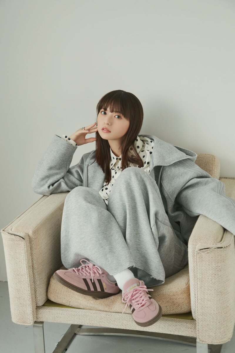 齋藤飛鳥が履きこなす「アディダス オリジナルス」のレトロスニーカー！ ABCマート限定の“くすみカラー”が秋冬コーデに映える