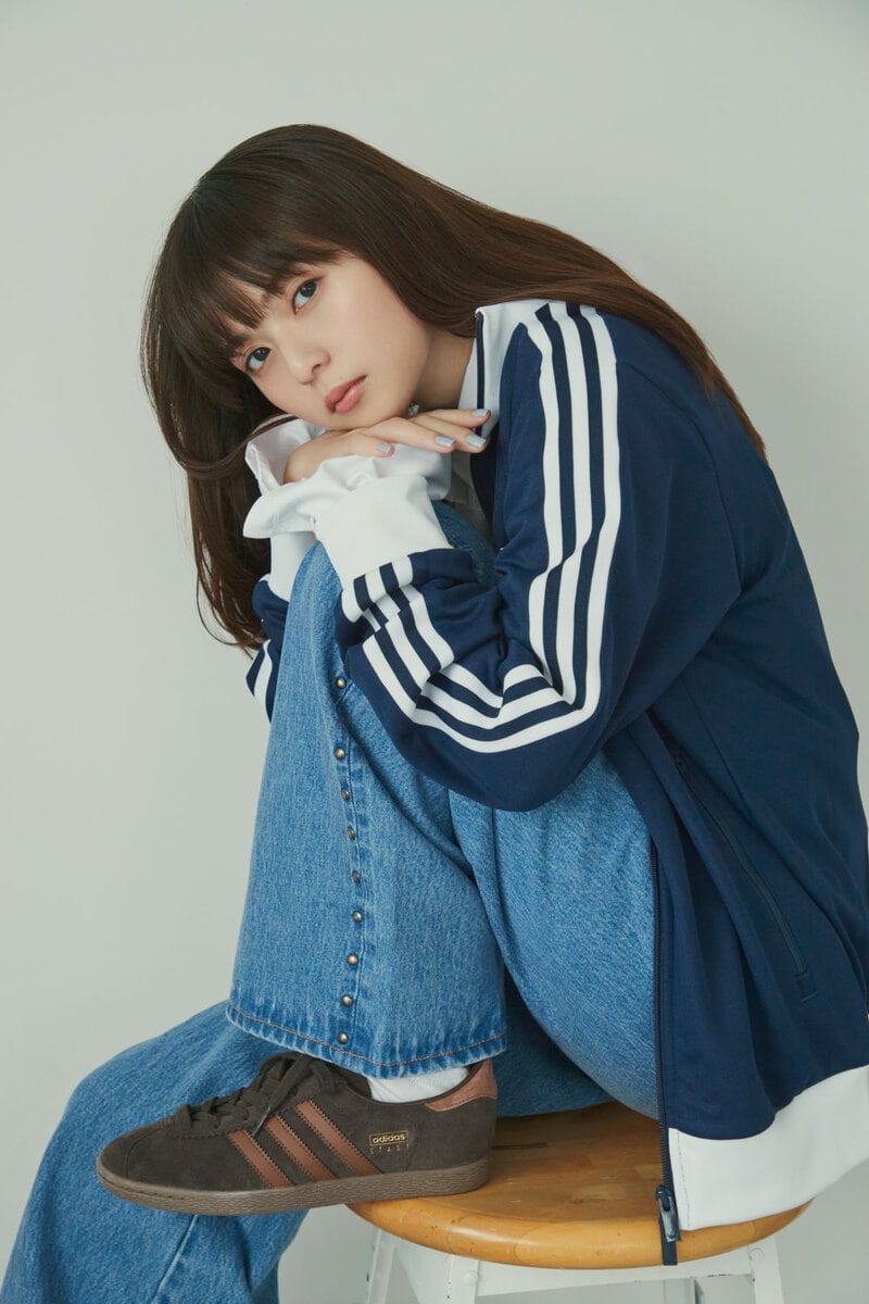 齋藤飛鳥が履きこなす「アディダス オリジナルス」のレトロスニーカー！ ABCマート限定の“くすみカラー”が秋冬コーデに映える