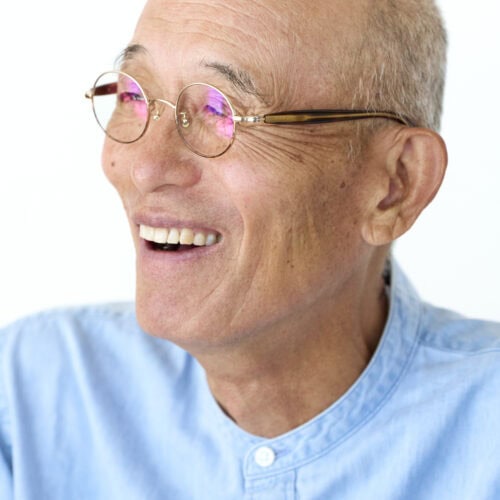 故郷で見せる「秋晴れ」のような穏やかな笑顔