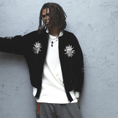 表側には、毛足のある特別なベロア素材を採用。ブランドの世界観を象徴する 花の刺繍と龍の刺繍 を前後袖に大胆に配置し、光の陰影で浮かび上がる立体感と存在感を演出している。