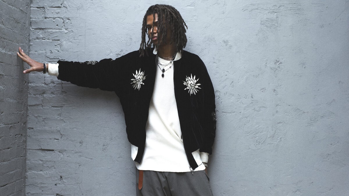 表側には、毛足のある特別なベロア素材を採用。ブランドの世界観を象徴する 花の刺繍と龍の刺繍 を前後袖に大胆に配置し、光の陰影で浮かび上がる立体感と存在感を演出している。