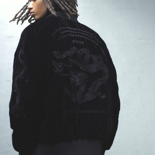 ベロア×龍刺繍のスカジャン面と、ヘチマキルトのダウン面、異なる表情を楽しめるリバーシブル仕様が魅力となった本作。ファッション性と実用性を兼ね備えた、特別な一着に仕上がっている。