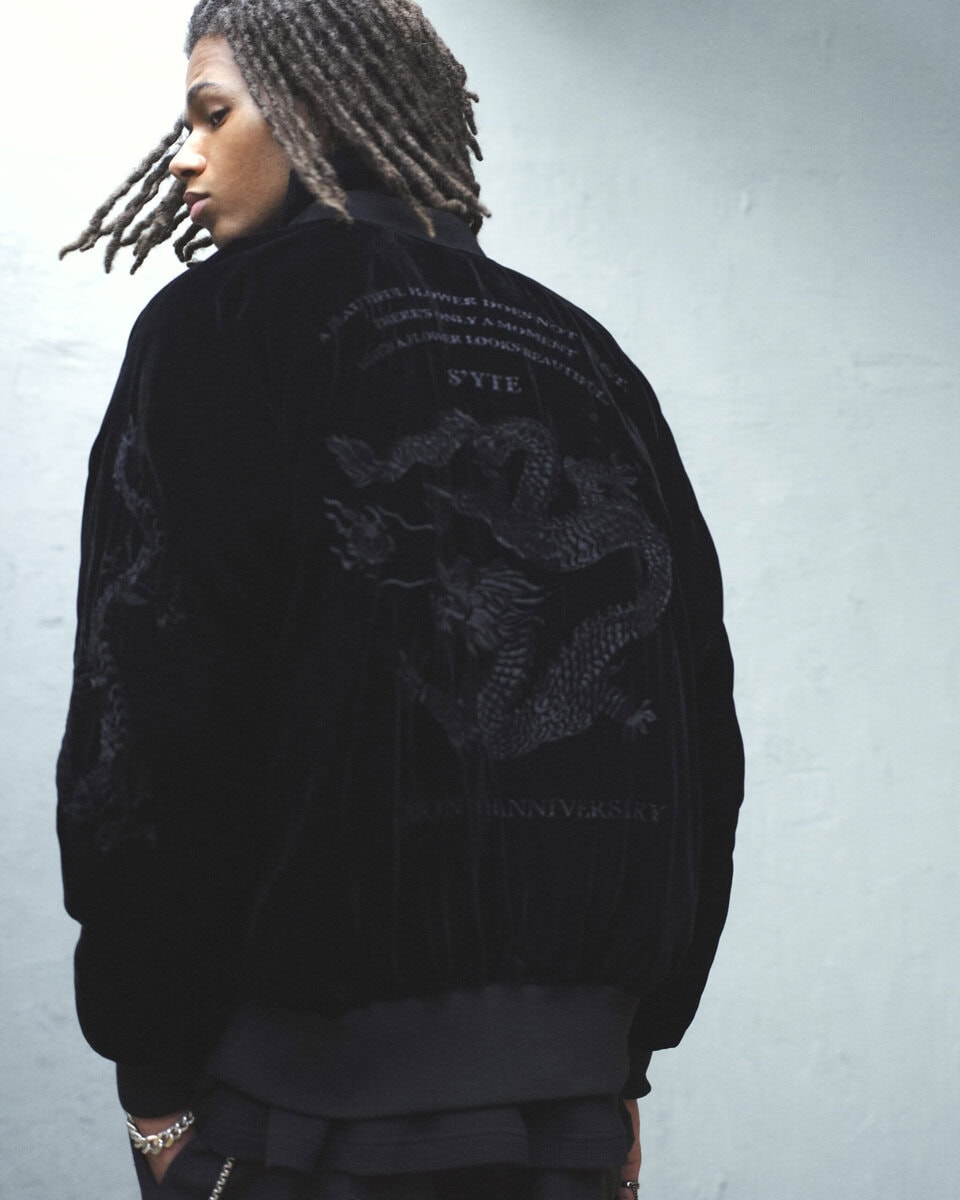 ベロア×龍刺繍のスカジャン面と、ヘチマキルトのダウン面、異なる表情を楽しめるリバーシブル仕様が魅力となった本作。ファッション性と実用性を兼ね備えた、特別な一着に仕上がっている。