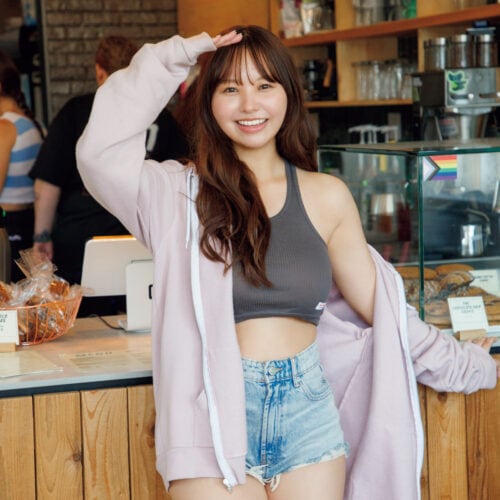 リラックスしたカフェ店内で笑顔の若い女性の写真.