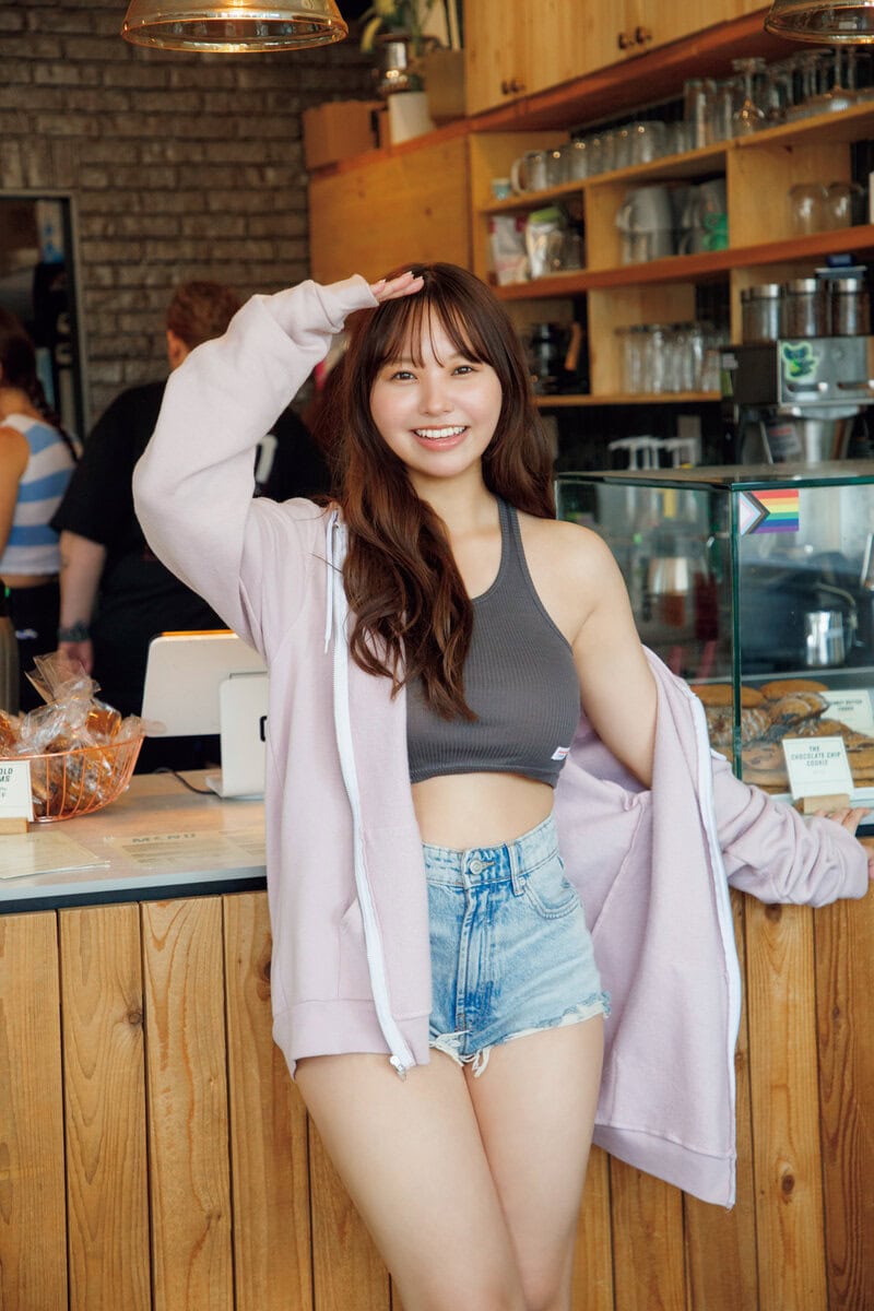 リラックスしたカフェ店内で笑顔の若い女性の写真.