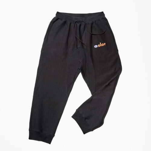 クルーネック、フーデッド、スウェットパンツの計3型、それぞれ3色展開となっている。