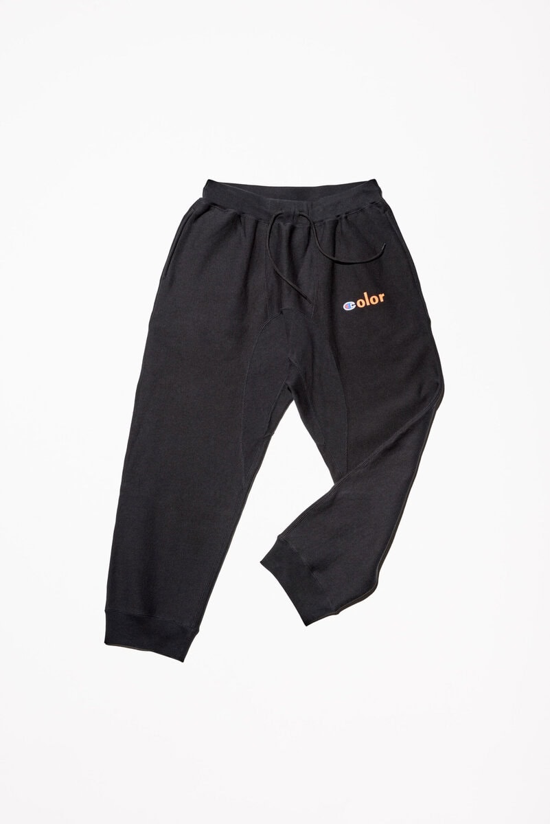 クルーネック、フーデッド、スウェットパンツの計3型、それぞれ3色展開となっている。