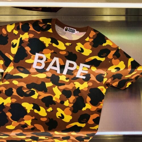 エイプ90年代の名作が現代に再降臨！「1ST CAMO ORANGE」 Tシャツの進化と輝きを見よ