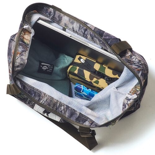 smart8月・9月合併号 特別付録 A BATHING APE®の「TREE EDGE CAMO ビッグトートバッグ」は、13インチPCもしっかり入るサイズ