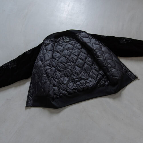 裏面には、TAIONの高密度ナイロンに800フィルパワーダウンを使用。軽量で柔らかく、肌あたりの良い滑らかな着心地を実現している。