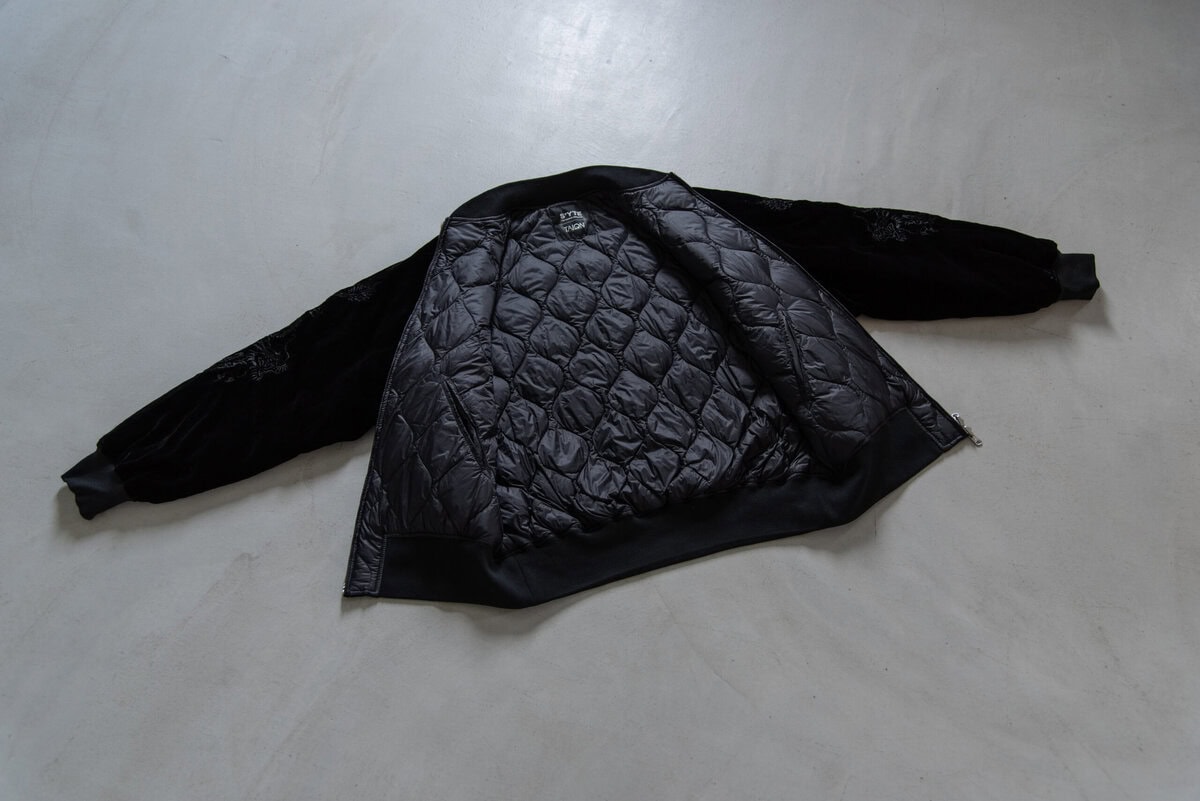 裏面には、TAIONの高密度ナイロンに800フィルパワーダウンを使用。軽量で柔らかく、肌あたりの良い滑らかな着心地を実現している。