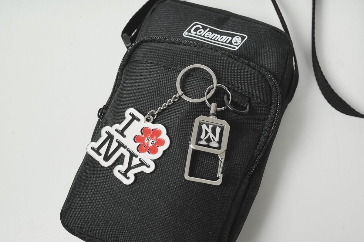 smart2月号には、『Coleman(コールマン)』のキーリング付き2層ショルダーバッグが特別付録として登場