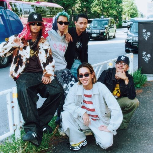 都会的ストリートファッションを楽しむ若者たちのグループ、カジュアルで個性的なスタイルが映える画像です。.