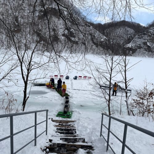 氷の水風呂と外気浴を楽しむ氷のメリーゴーランドは凍った湖の上にある