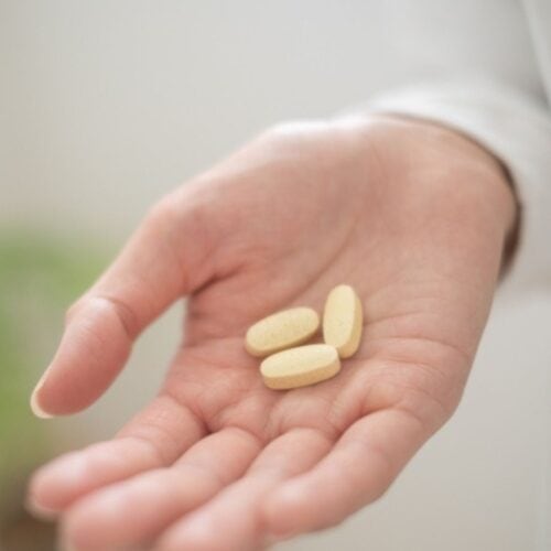 「なんか疲れ残るわ…」は病気のサイン!? 現代男子328人の本音で判明、疲労回復サプリが急増するワケ