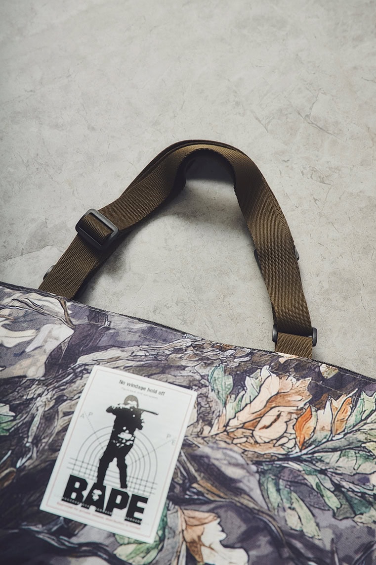 smart8月・9月合併号 特別付録 A BATHING APE®の「TREE EDGE CAMO ビッグトートバッグ」は、長さ調節が可能なハンドル。肩掛けも手持ちもOK！