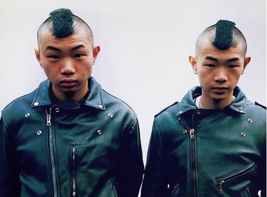 山野辺一徳さん&山野辺勧二さんが18歳の頃、本誌『smart』で連載していた、
フォトグラファー・ホンマタカシさんの連載「HOMMA
CAMERA」にモデルとして登場した際のカット