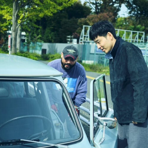 後藤さんの愛車Ami8をまじまじと見つめる2人。