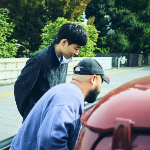 お互いの車の内装を見比べてはしゃぐ2人。