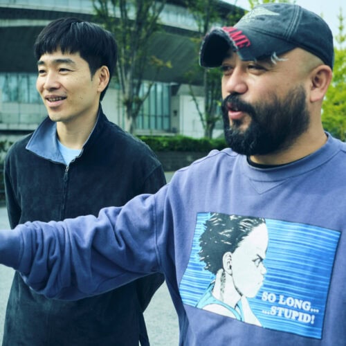 旧車2台を見つめながらマシントーク。