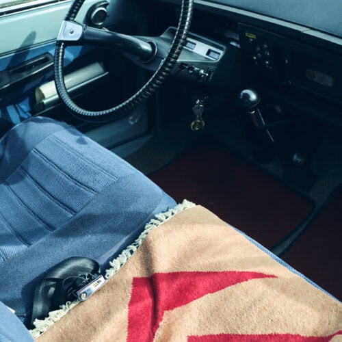 Ami8のシートにはシトロエンのロゴを彷彿させるデザインのラグが。「たまたまラグ屋さんで見つけて購入しました」。