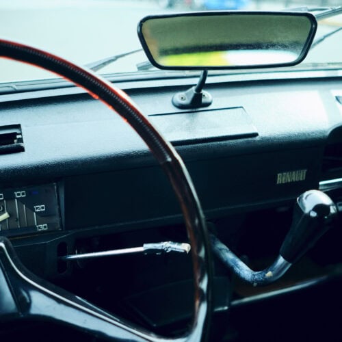 2人の車はシフトレバーがダッシュボードから突き出ているのが特徴。このL字型の鉄棒を押し/引き/左右に傾けることで変速する。