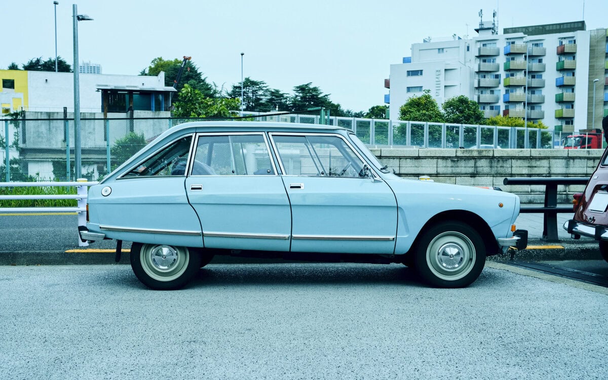 ジャルジャル後藤淳平の「欧州旧車」愛がすごすぎた！服部昌孝も驚く“洗練されたセンス”の正体と、3台維持を貫く独自の美学