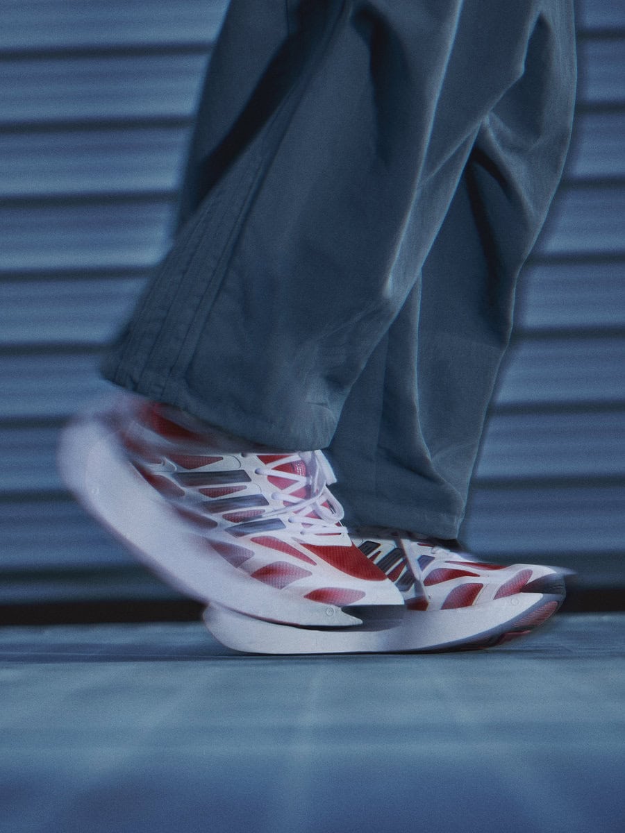 売れ筋がひクリスマスプレゼント！ アディダス昨年完売スニーカー再び」ADIZERO最新作がついに 靴