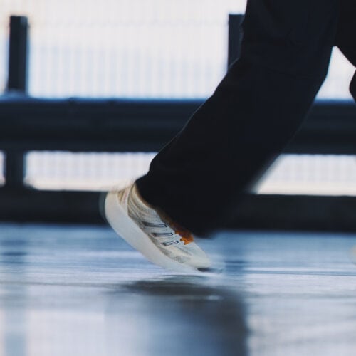 また、知る人ぞ知るスニーカー「ADIZERO PR」からインスピレーションを受けたメッシュアッパーには、2000年代のデザインモチーフを復刻したTPUオーバーレイを採用。大胆なシェイプとパターンが特徴的な、時代を超えた魅力を持つ一足となっている。