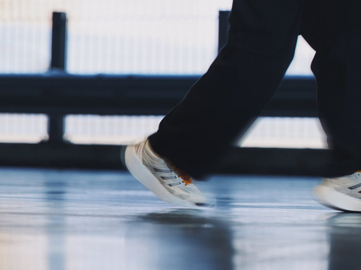 また、知る人ぞ知るスニーカー「ADIZERO PR」からインスピレーションを受けたメッシュアッパーには、2000年代のデザインモチーフを復刻したTPUオーバーレイを採用。大胆なシェイプとパターンが特徴的な、時代を超えた魅力を持つ一足となっている。