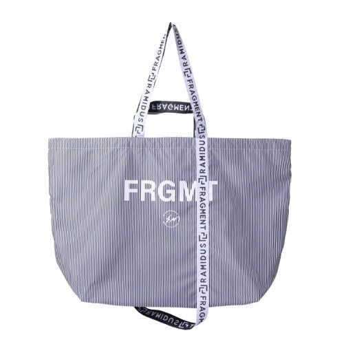 コラボレーションを象徴する fragment design、RAMIDUS のロゴが施されたジャガードテープに加え、FRGMT のレタリングとサンダーマークのプリントを各アイテムに配置。